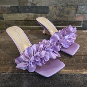 Betsey Johnson Slip On Sandals Kimi Womens 7 M Lilac Purple Ruffle Kitten Heel
